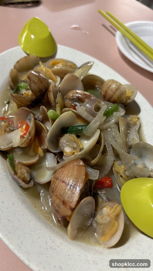 Stir-fried Clams with Onions and Chili