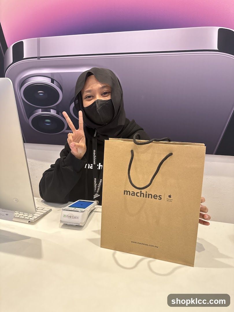 Customer with shopping bag at Machines store