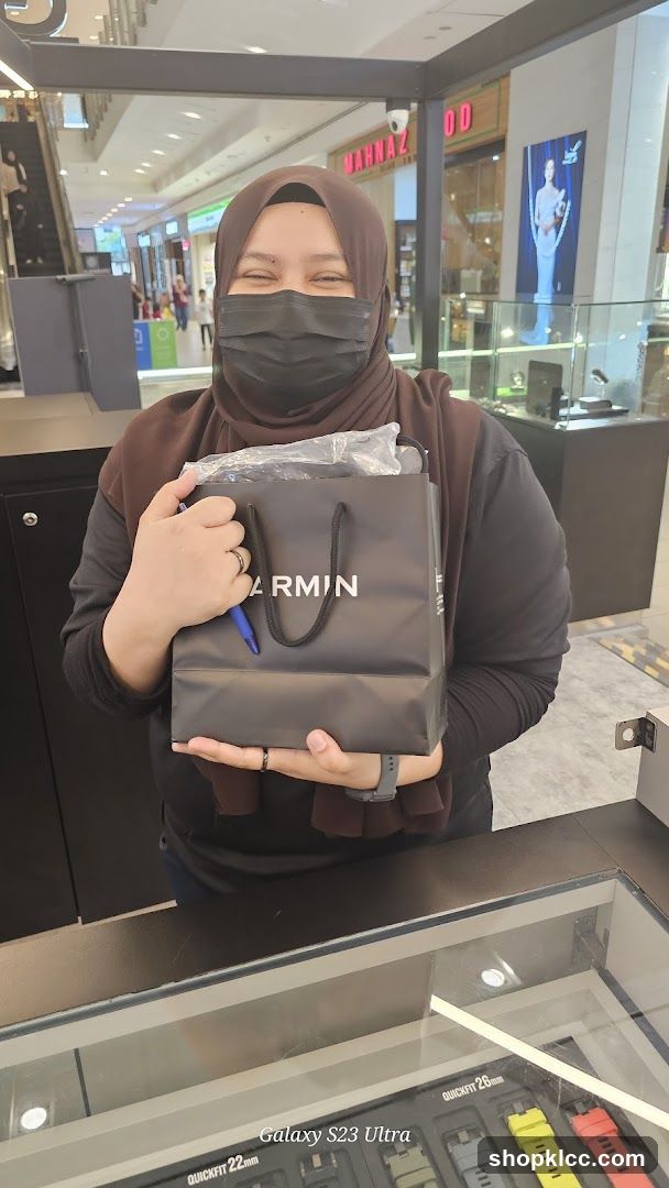 Woman holding a Garmin shopping bag