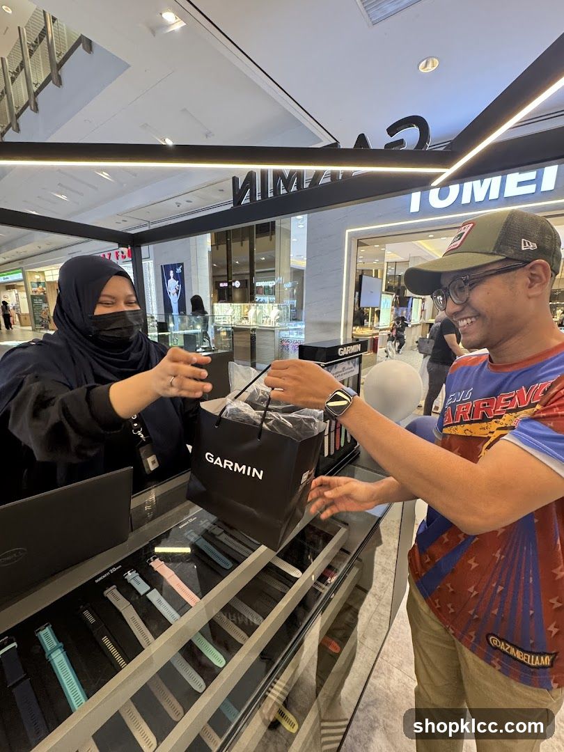 Customer receiving a Garmin shopping bag