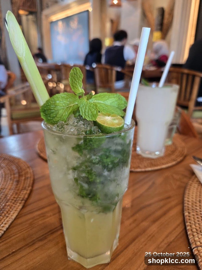 Refreshing Drink with Mint and Lime