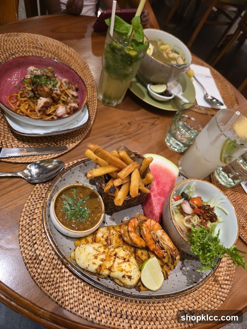 Seafood Platter and Drinks