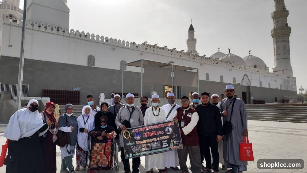 Group posing with Umrah banner
