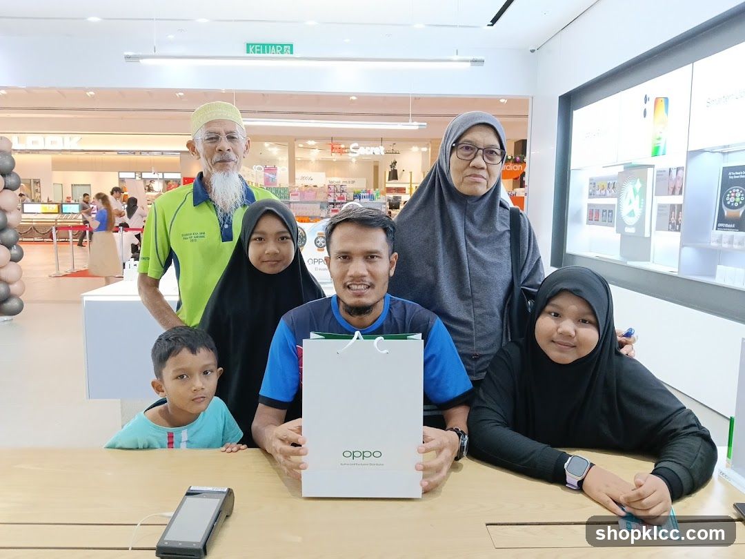Family Poses with OPPO Bag