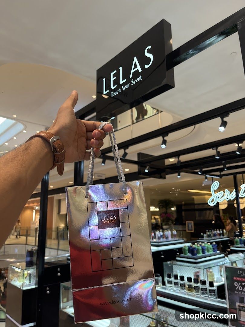 Lelas Shopping Bag and Storefront