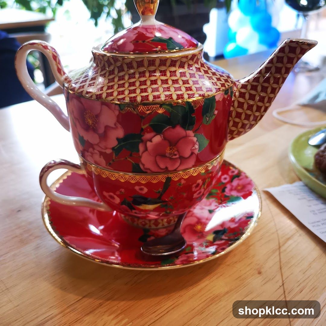 Teapot and teacup set