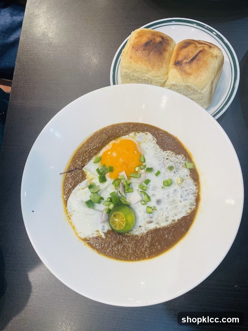 Fried Egg with Gravy and Buns