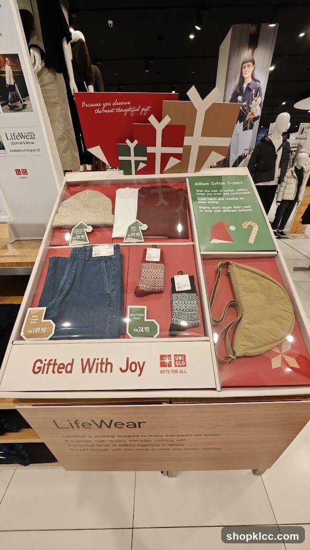 UNIQLO Gift Display