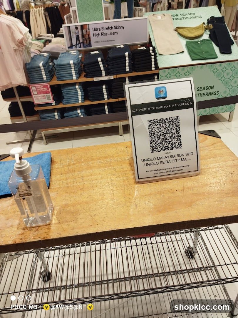 Uniqlo Store Display