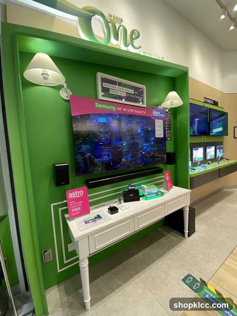 Maxis Store Display