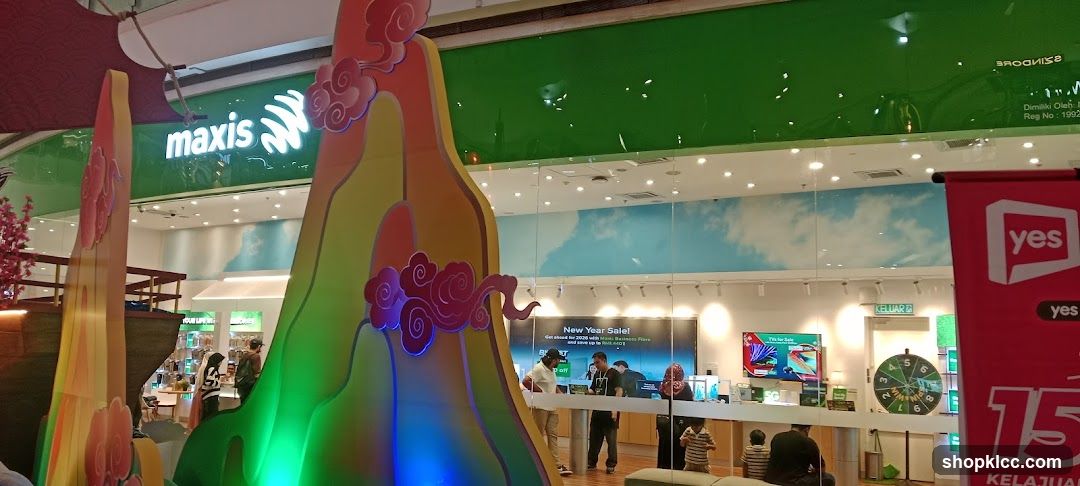 Maxis Storefront with New Year Sale Promotion
