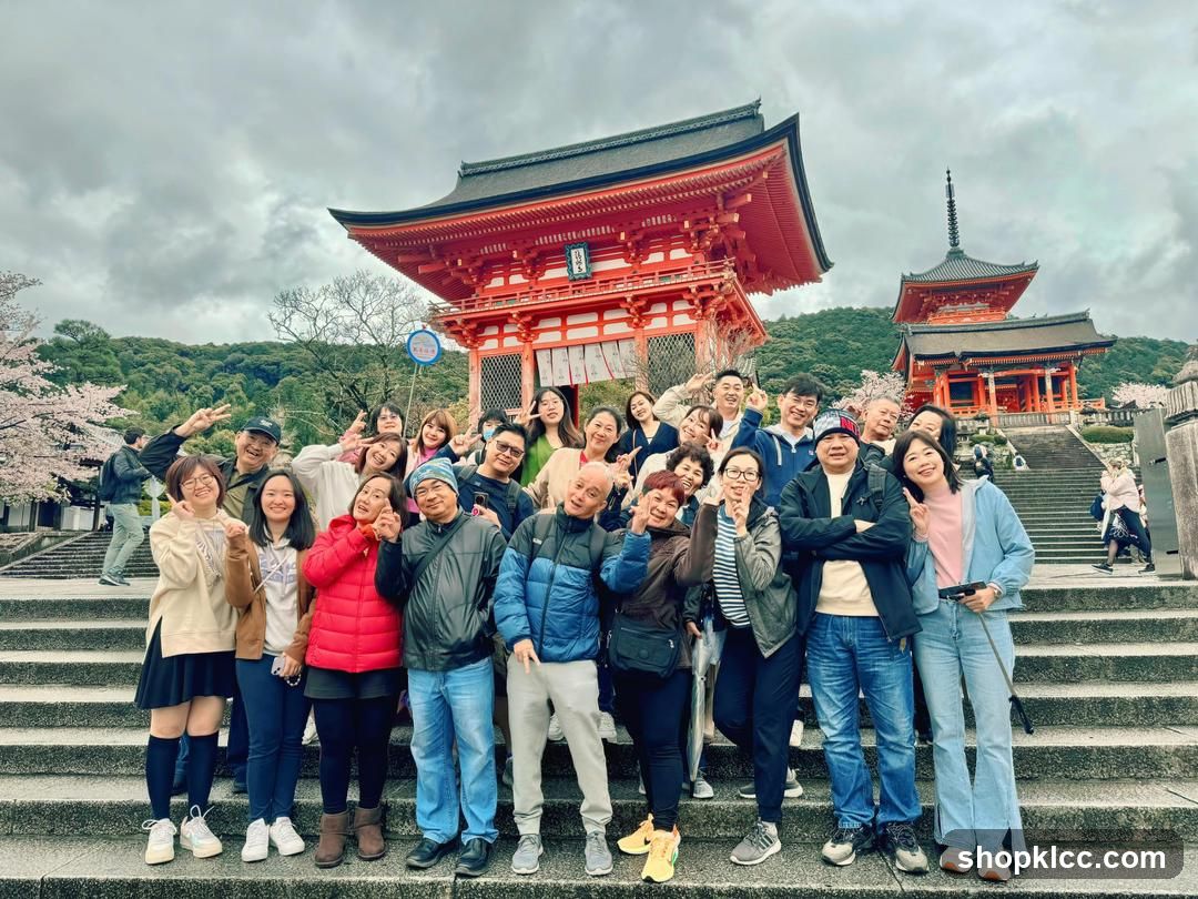 Group photo at Kiyomizu-dera Temple