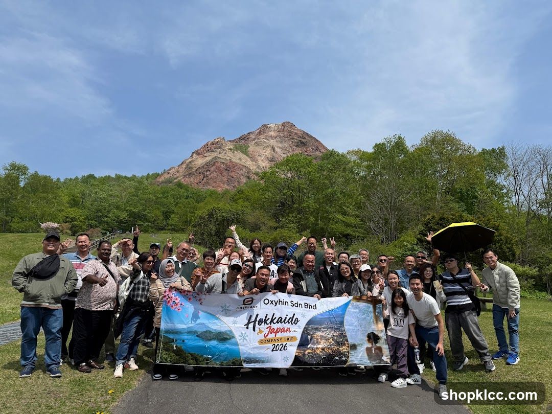 Group photo with banner in front of a mountain