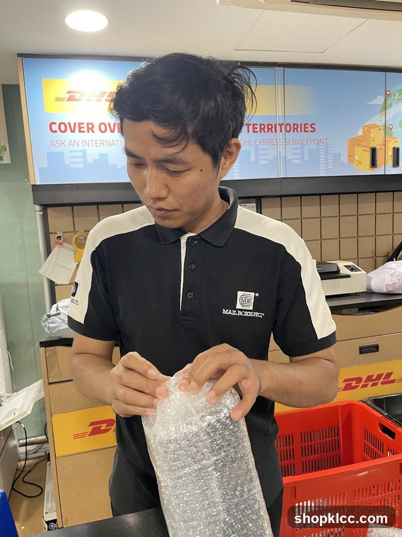 DHL Service Point Employee Packing Item