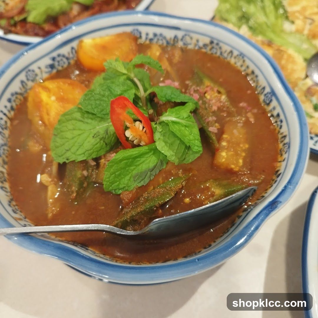 Curry Dish with Okra and Tomatoes