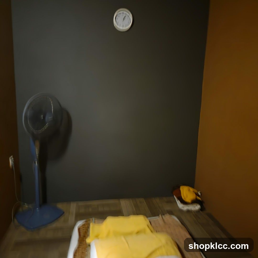 Massage room with fan and clock