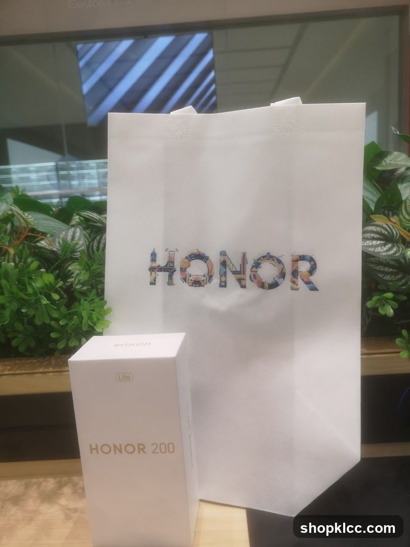Honor branded shopping bag and phone box