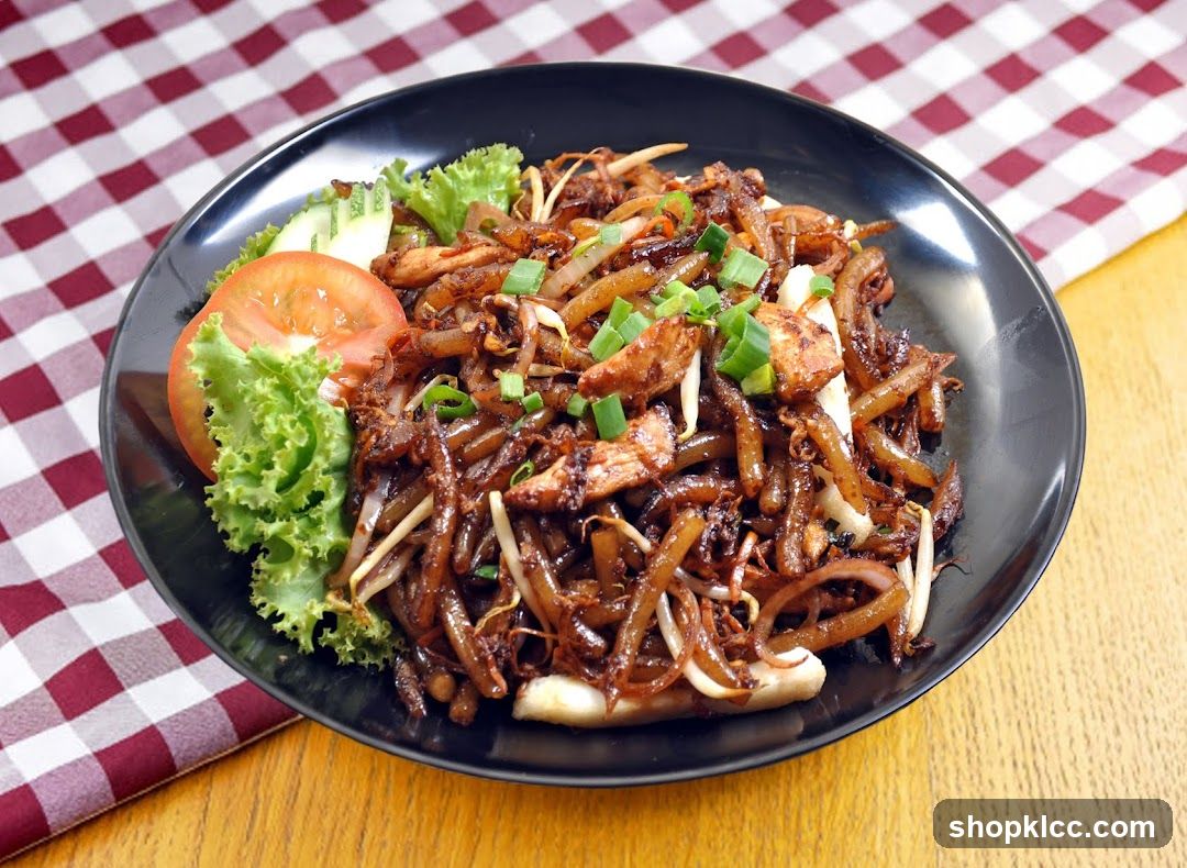 Stir-fried noodles with chicken and vegetables