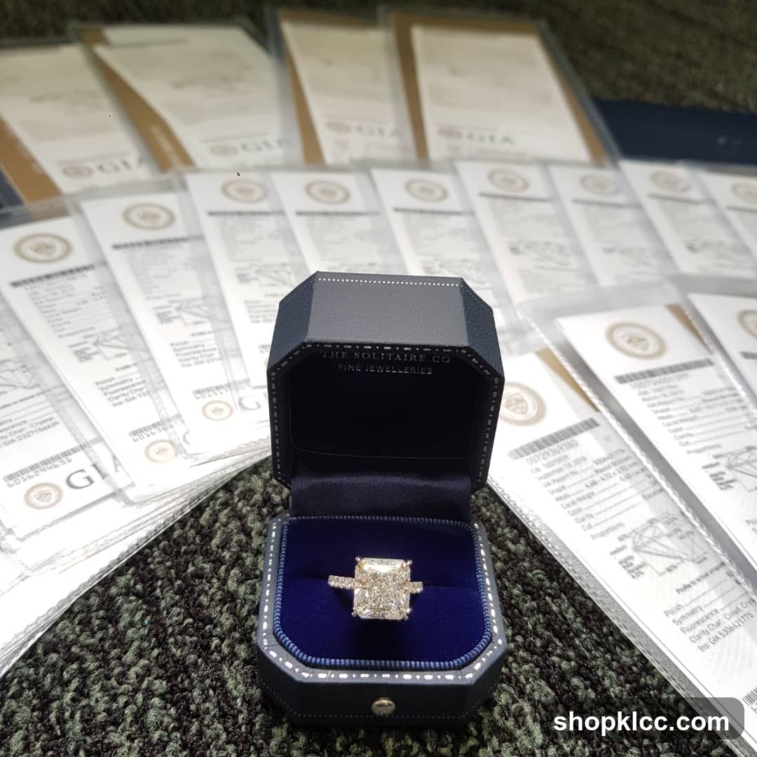 Diamond Ring with GIA Certificates