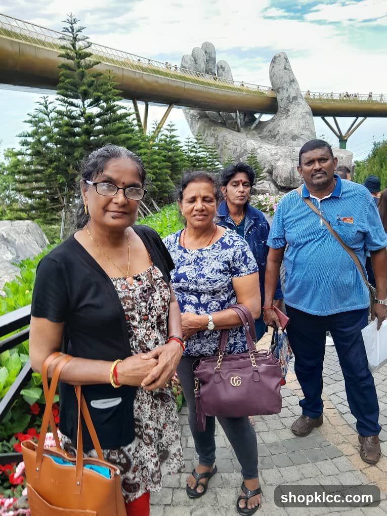 Tourists at Golden Bridge