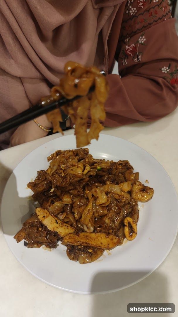 Stir-fried noodles with seafood