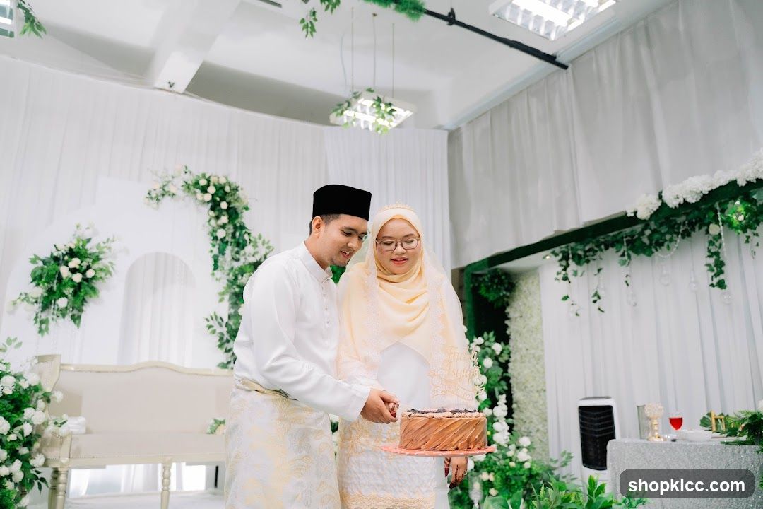 Wedding Cake Cutting
