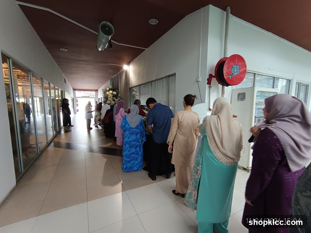 People queuing for food