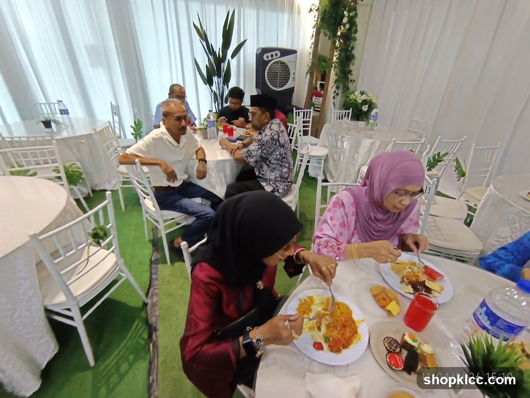 People eating at a banquet