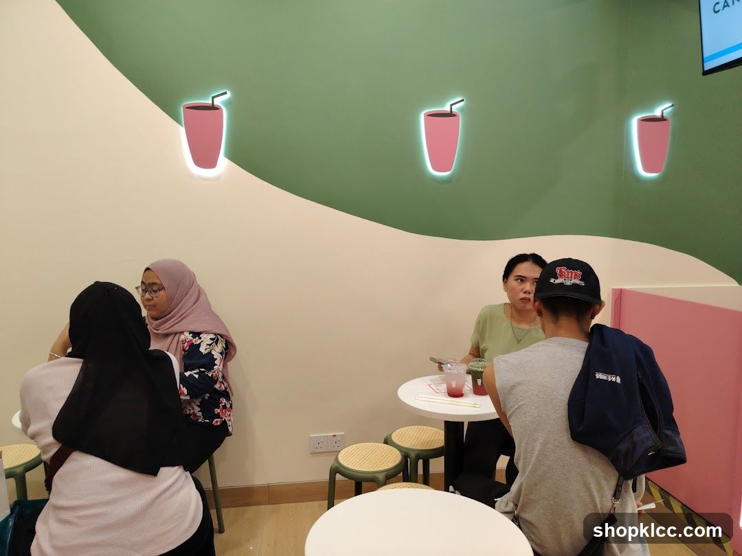 Diners at a cafe