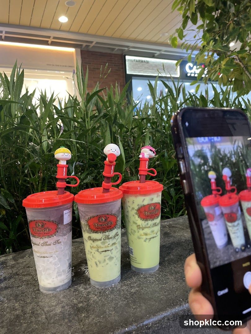 Taking a photo of Thai iced teas