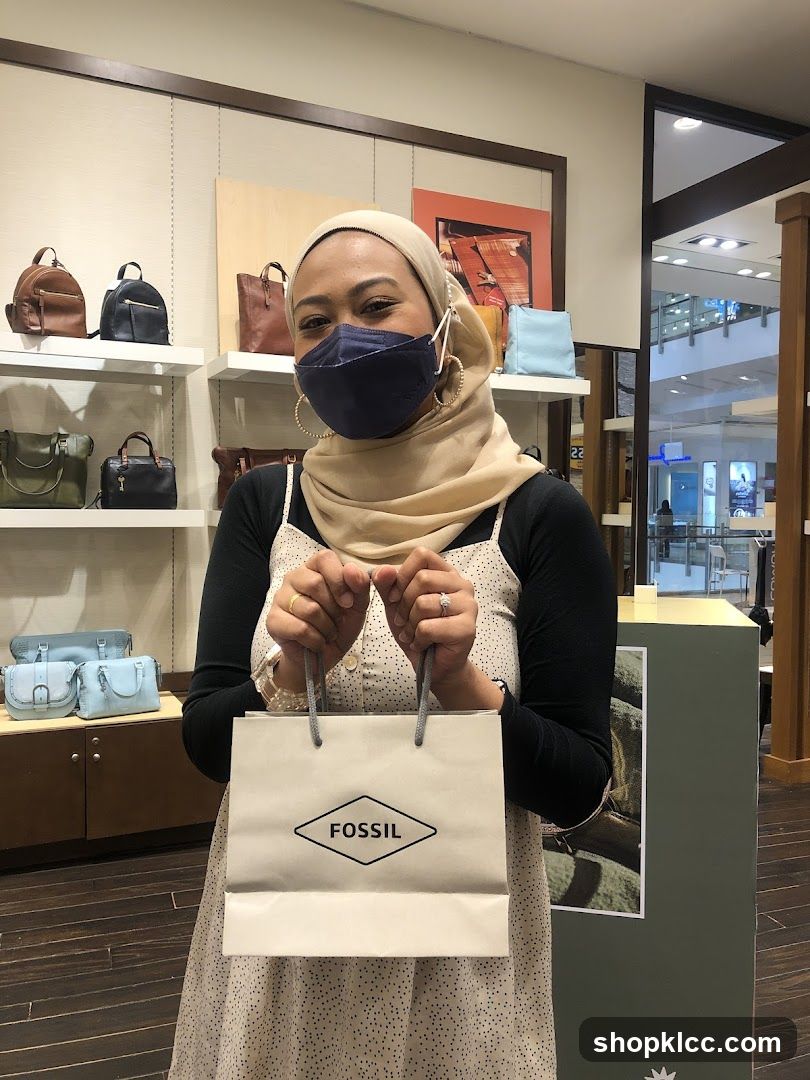 Woman holding a Fossil shopping bag