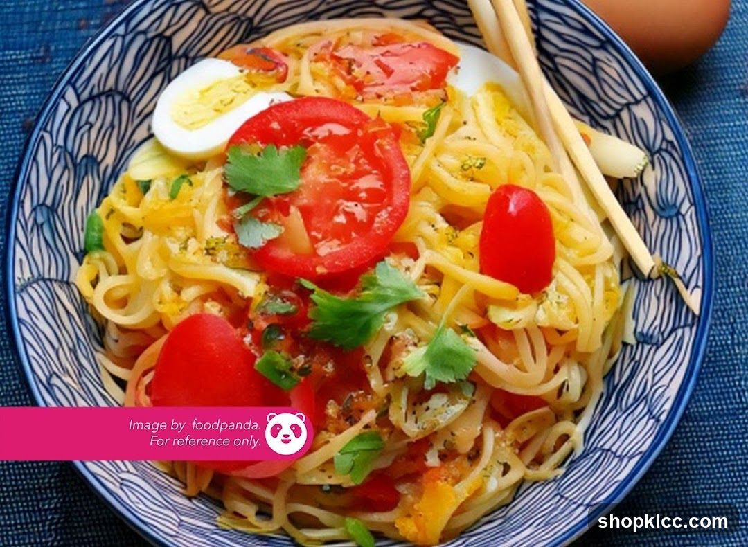 Noodle Dish with Tomatoes and Egg