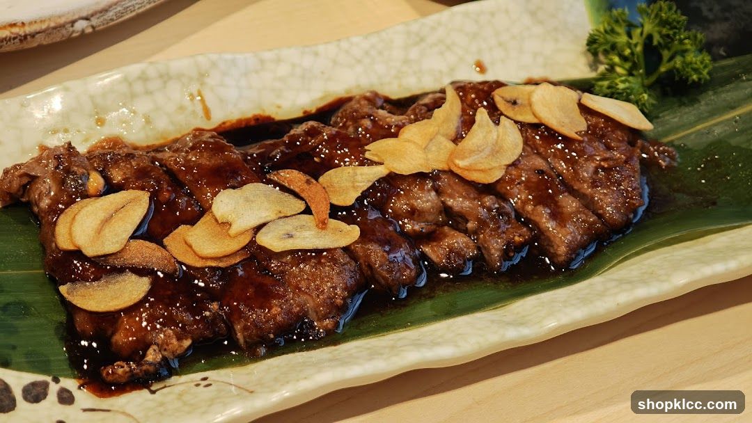 Sliced beef with garlic chips