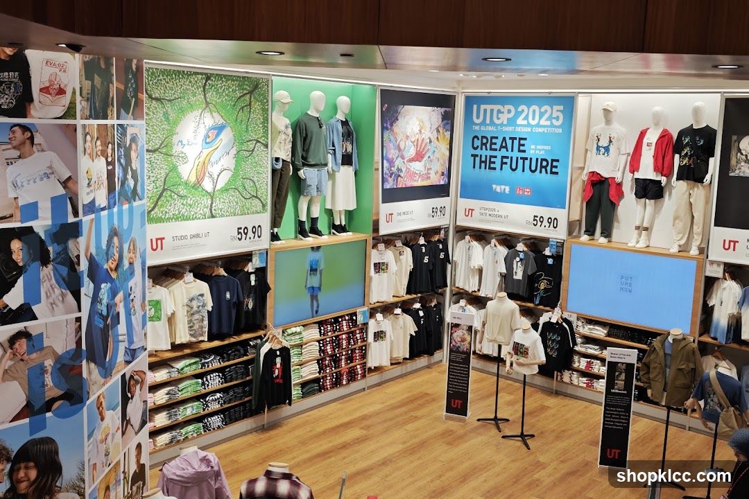 Uniqlo T-shirt Display