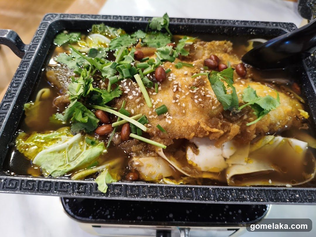 Food dish in black griddle