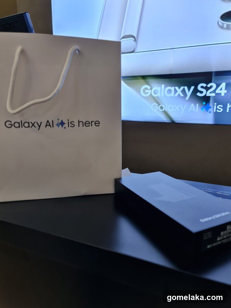 Galaxy S24 promotional display