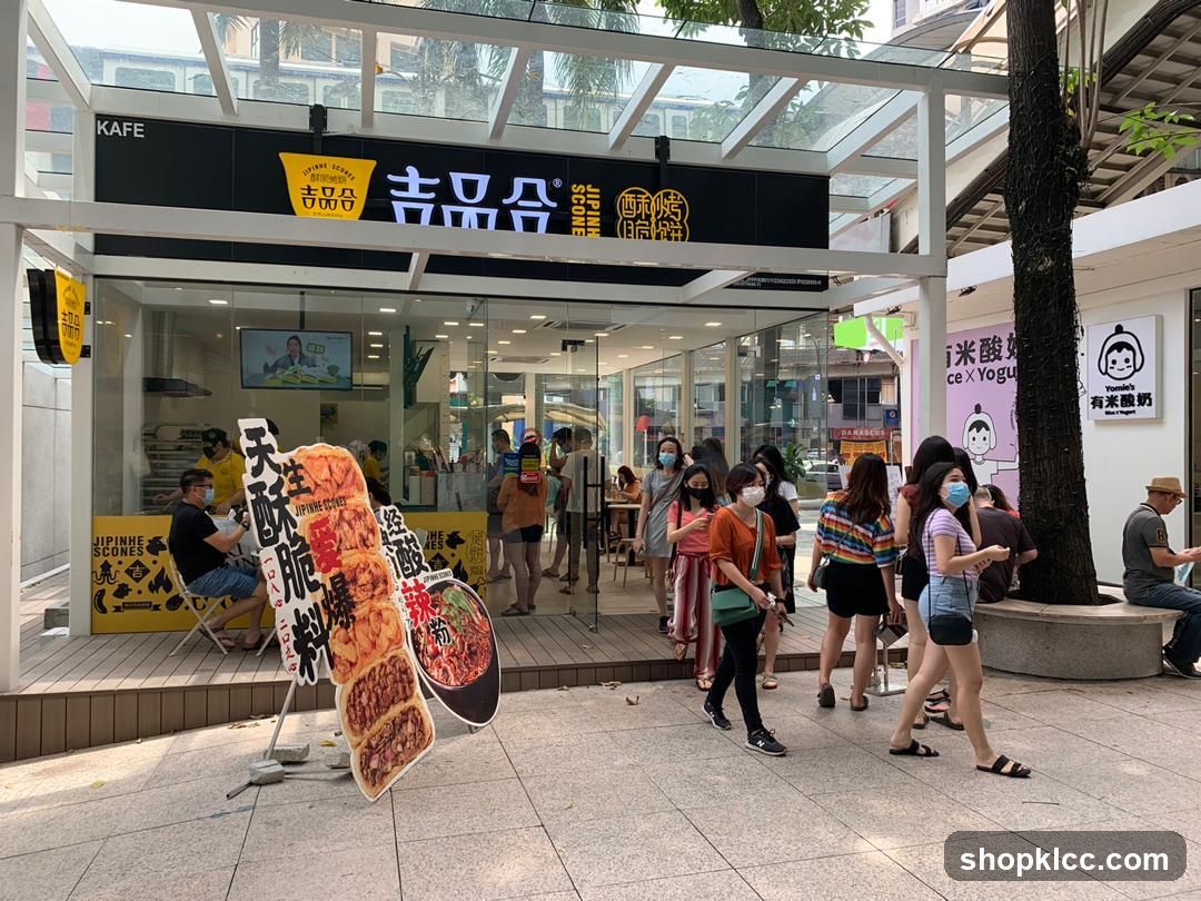 Jipinhe Storefront with Customers