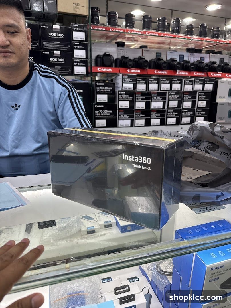 Insta360 Box in Electronics Store