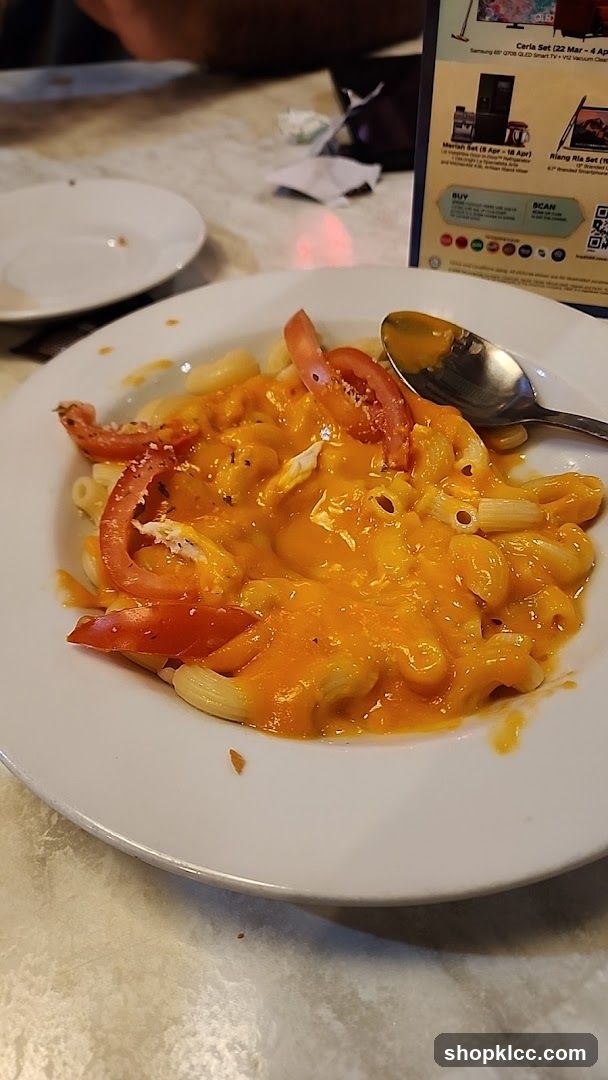 Cheese Macaroni with Tomato Slices