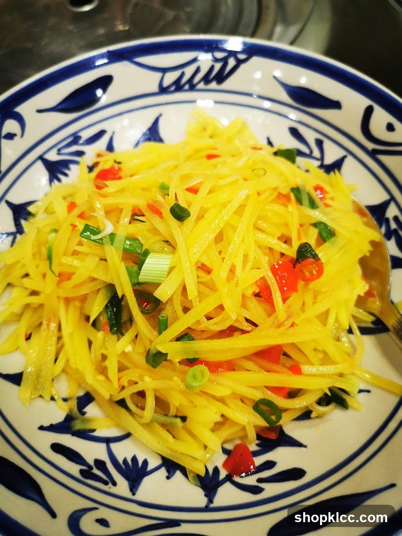 Stir-fried shredded potatoes with chili and green onions