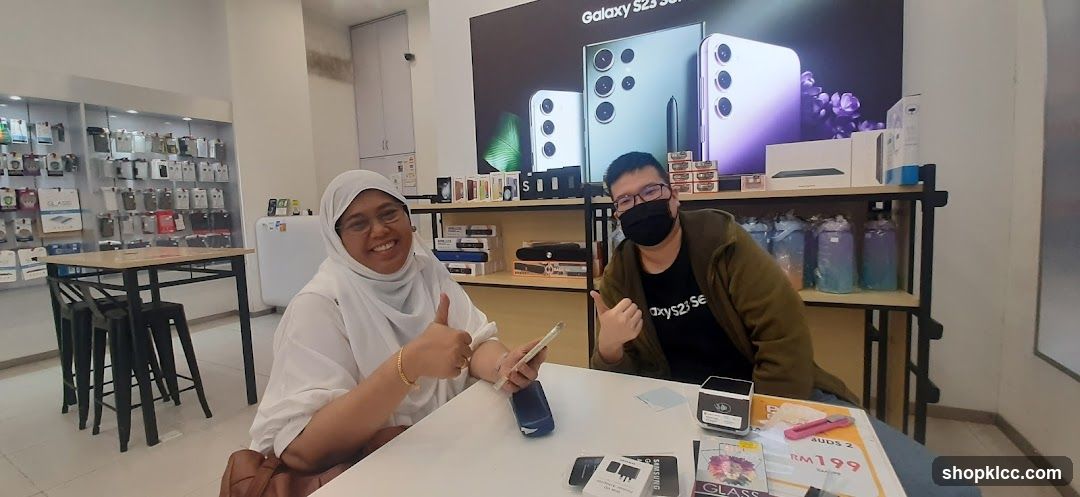 People in a Samsung store