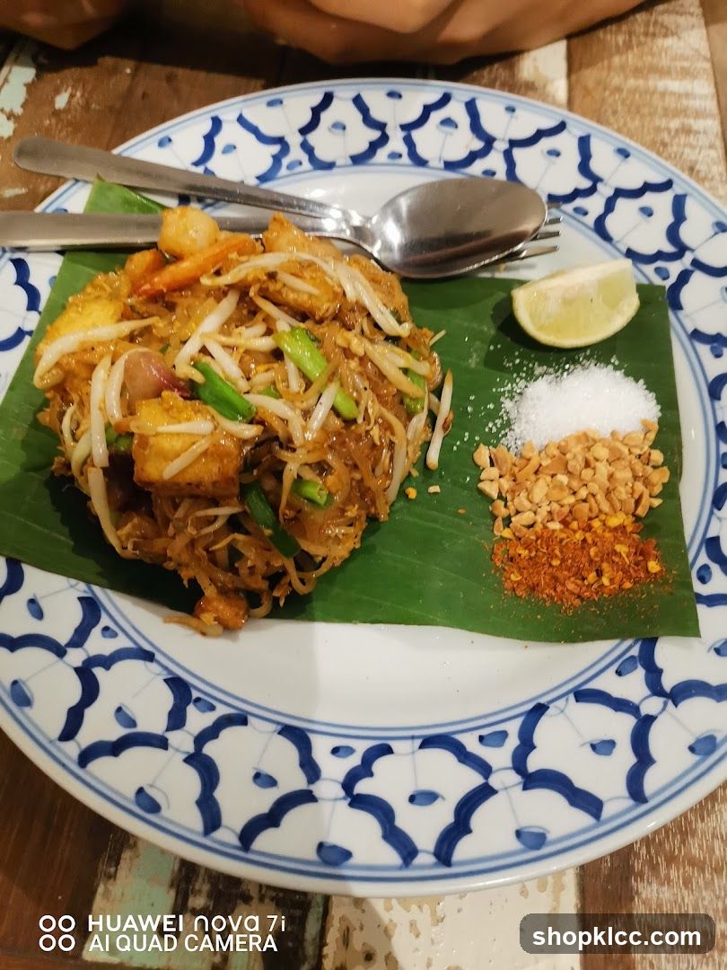 Pad Thai with Condiments