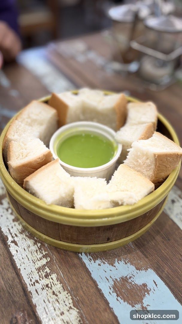 Steamed Bread with Pandan Custard