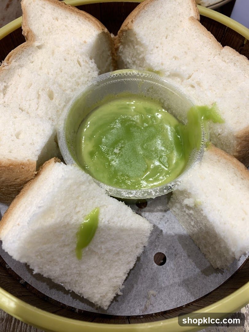 Steamed Bread with Pandan Custard