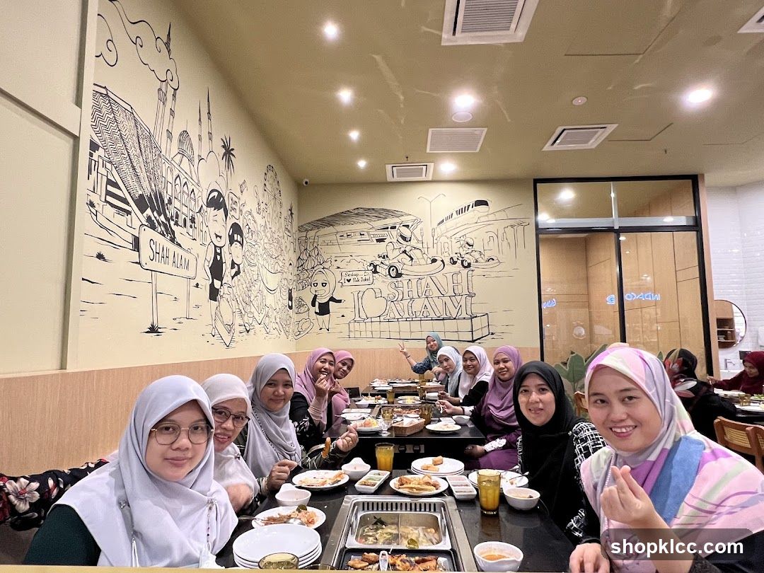 Group of women dining