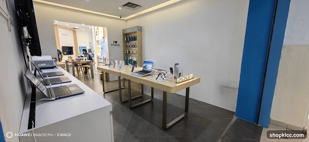 Honor Store Interior Display