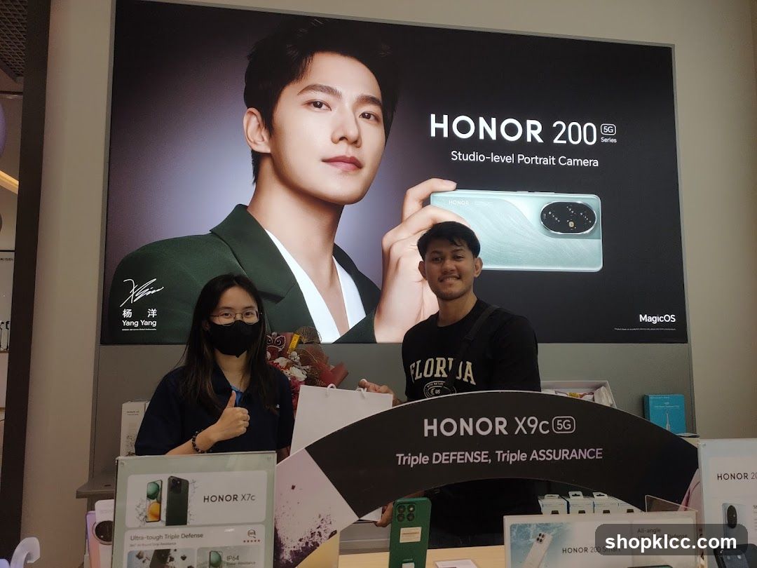 Honor Store Interior Display