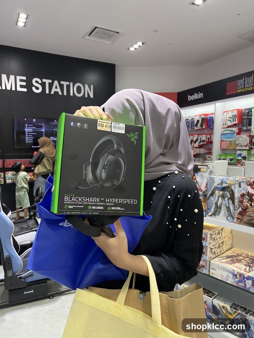 Person holding a Razer Blackshark V2 Hyperspeed headset box