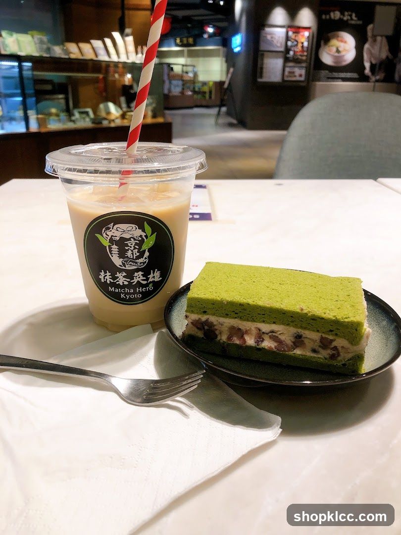 Matcha cake and drink