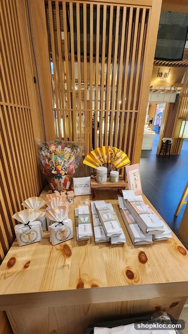 Display of Packaged Goods and Decorations